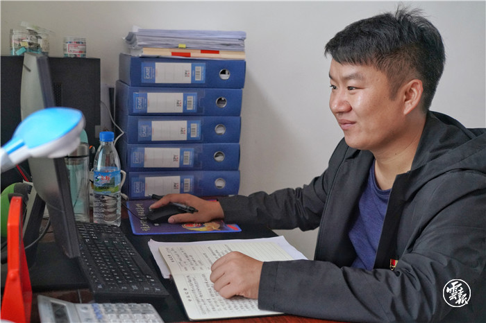 安乐村第一书记李升权正在核对当天的工作清单 刘珈彤 摄.jpg