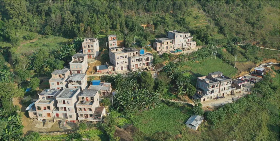 富宁村村打通致富路