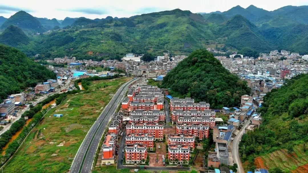 西畴兴街镇社区与学校共创周末课堂帮助解决搬迁群众忧心事