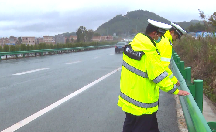 为了确保行车安全,砚平高速公路交巡警大队民警开启防雾灯对路面进行