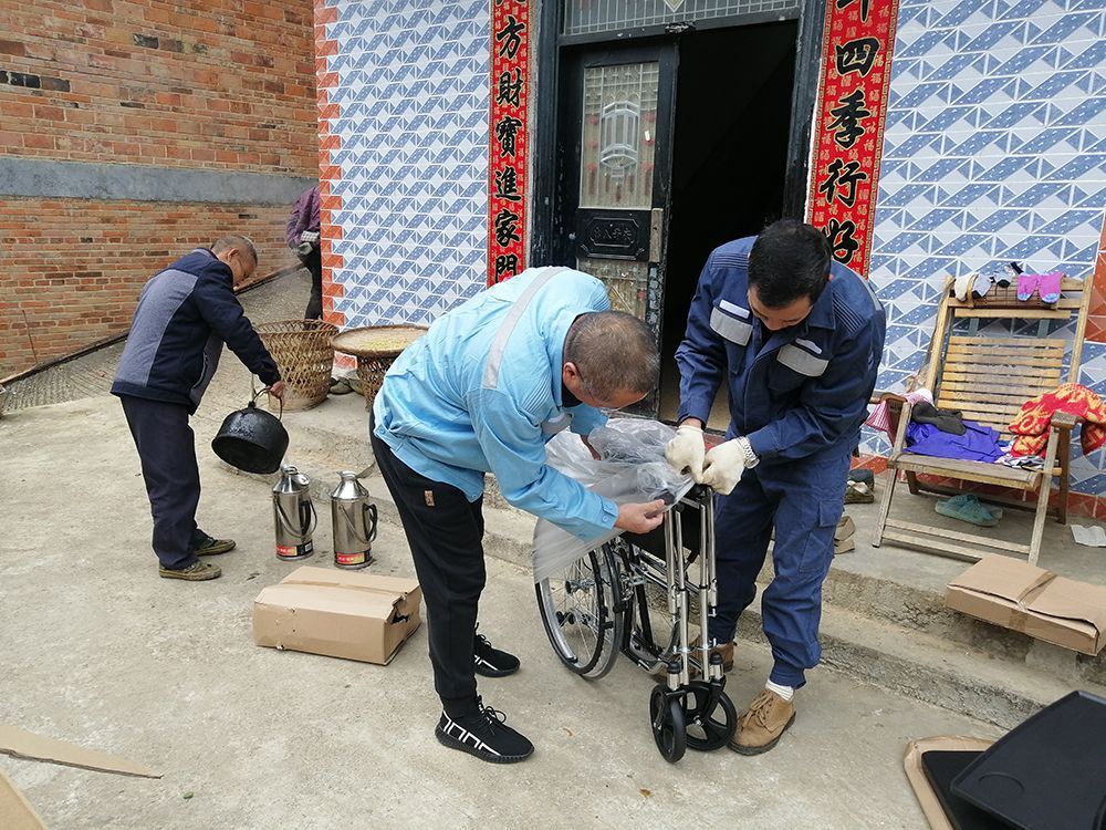 温暖广南板蚌驻村工作队员为残疾人申请轮椅