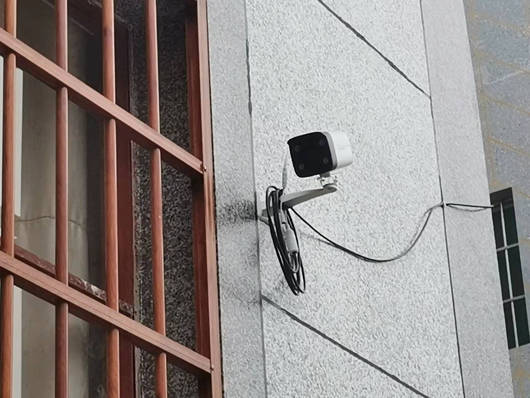 村民高永文说:"装上监控,即便离很远,也会很放心了,门口有人走过,系统