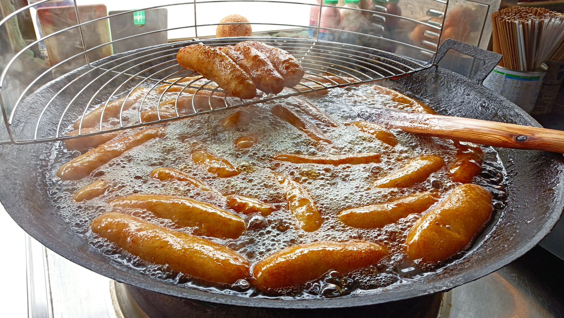 配以豆沙,植物油,掺和红糖熬浆后软炸出来的甜点,成为广南当地的美食