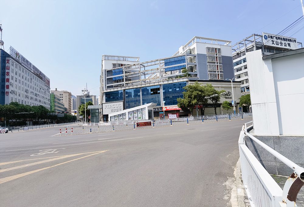 文山市东风路虽然商铺已关门,但这是对战"疫"的全力支持,这个城市会
