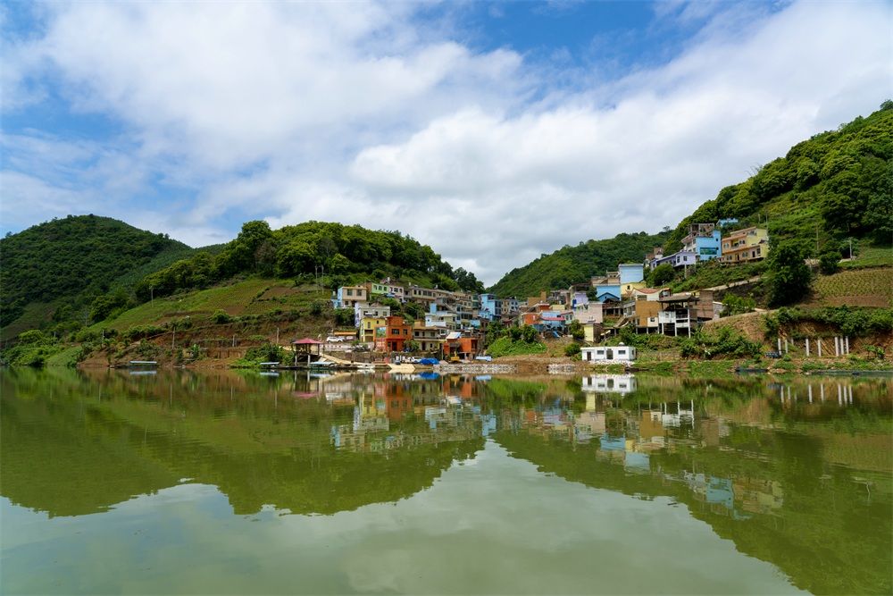 前几日,我们驱车来到广南县板蚌乡,刚一下车就被西洋江与八宝河交汇处