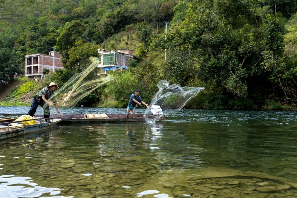 前几日,我们驱车来到广南县板蚌乡,刚一下车就被西洋江与八宝河交汇处