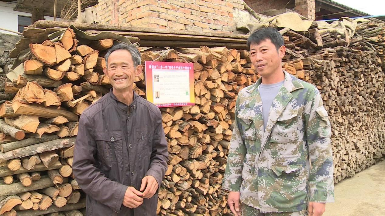 养殖大户得到“产业保姆”的帮助后乐开了怀.jpg