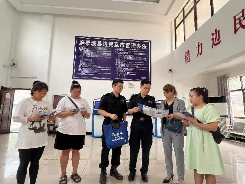 图为走访企业开展知识产权海关保护宣传.jpg