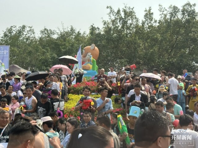 芒市泼水狂欢节