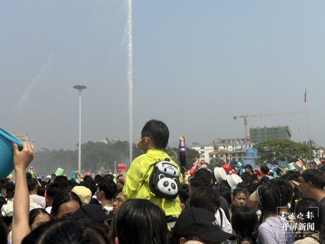 芒市泼水狂欢节