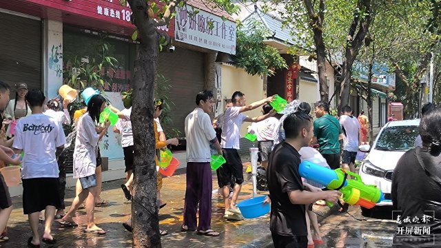 芒市泼水狂欢节