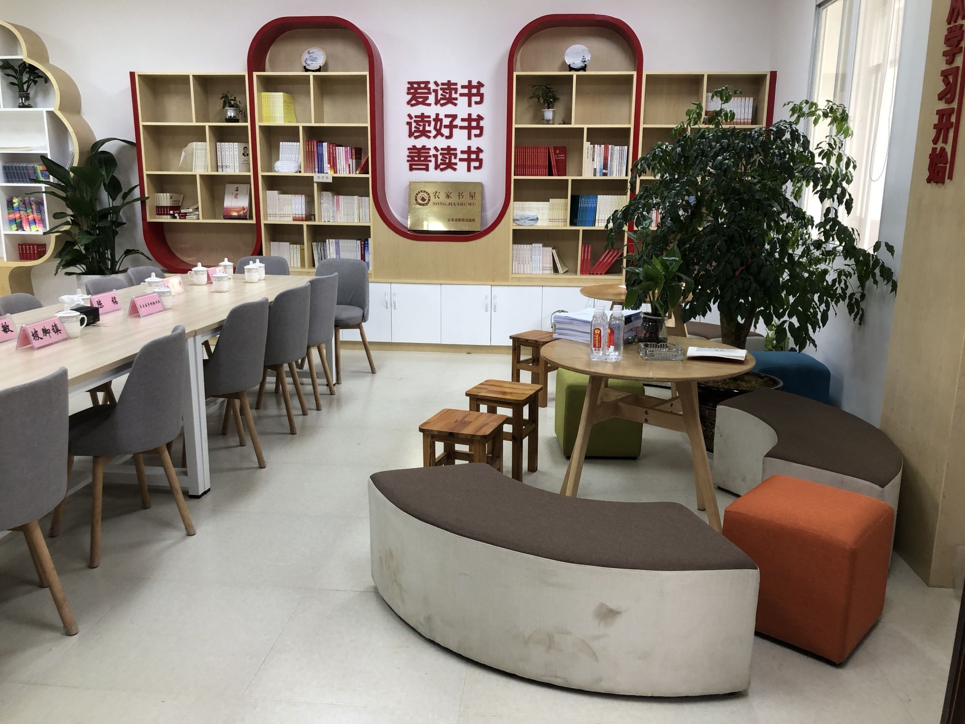 麻栗坡县南油村小组示范农家书屋 (6).JPG