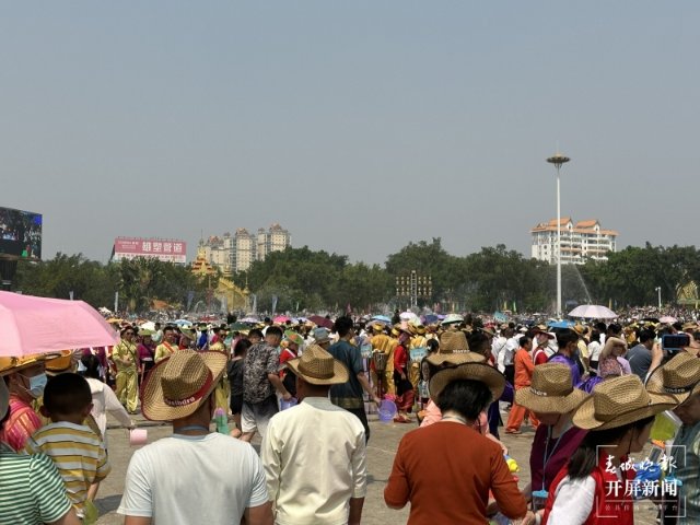芒市泼水狂欢节