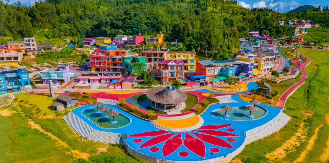 鞍玛湖七彩音乐风铃小镇景区.png