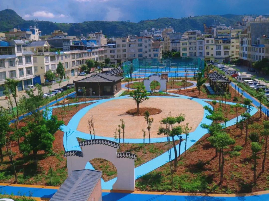 文山市：小区秀美如画3.jpg