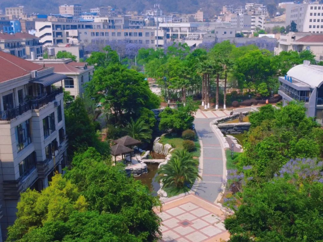 文山市：小区秀美如画5.jpg