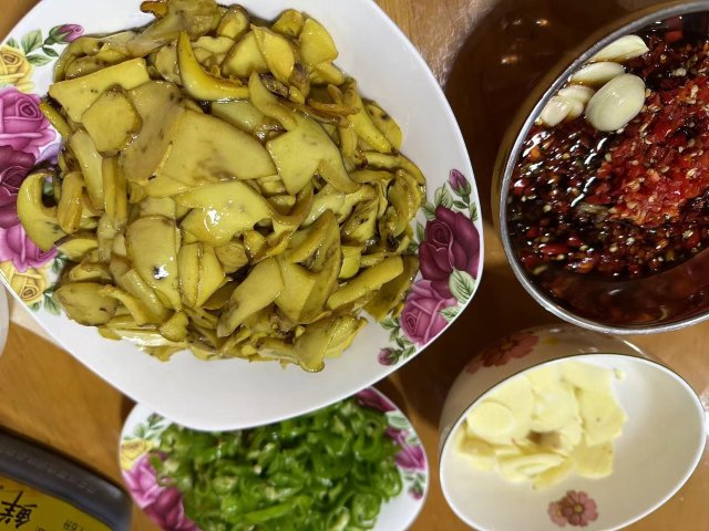 保山：骑上摩托去找菌，一找一箩筐配图 (2).jpg