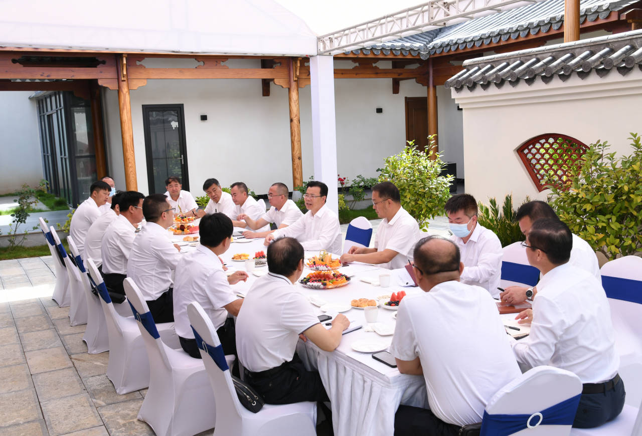 文山州举行第7期“周末亲清约·政企面对面”活动——陈明与建筑业企业家座谈交流.jpg