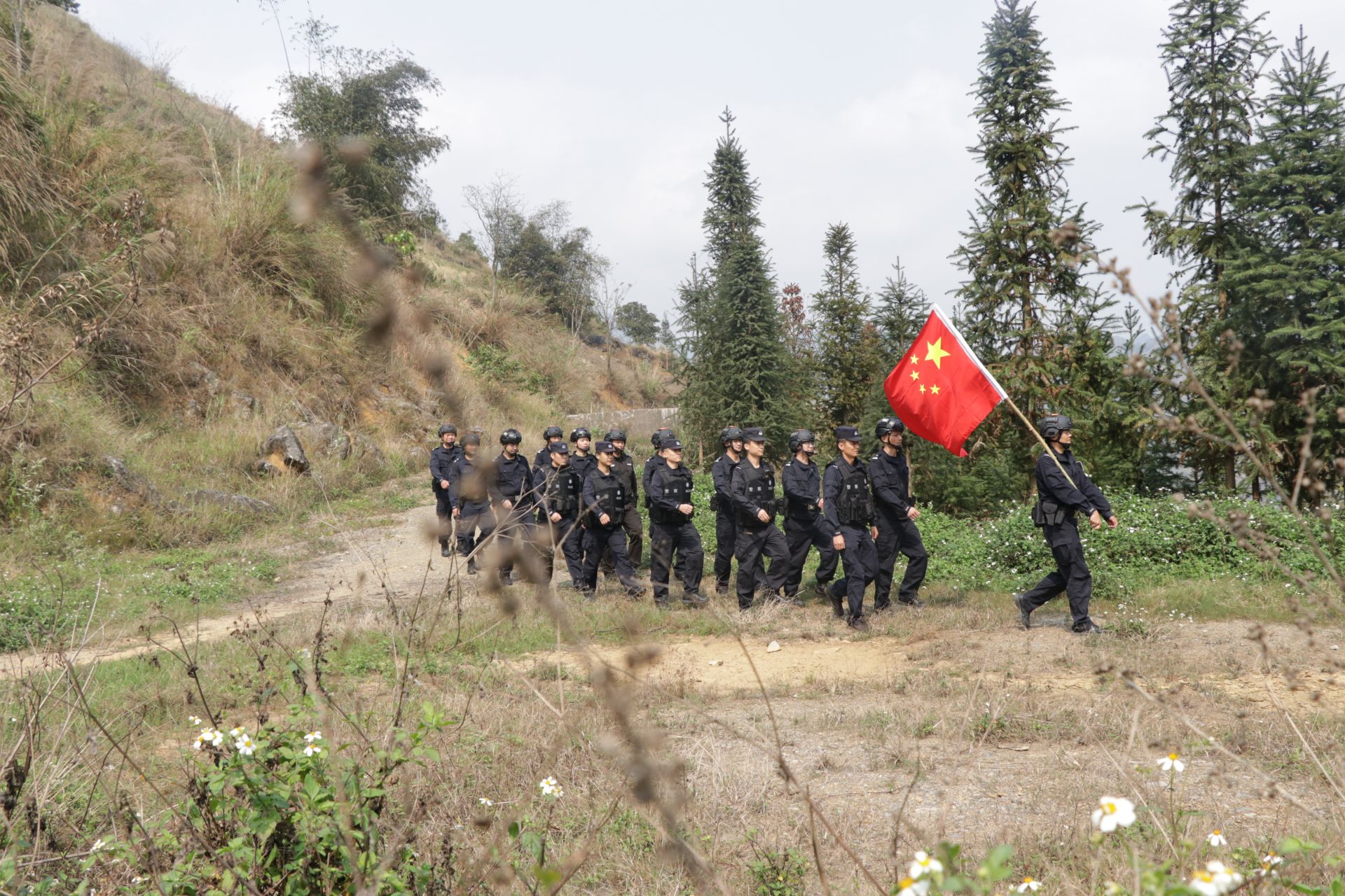 1民辅警开展日常巡逻.JPG