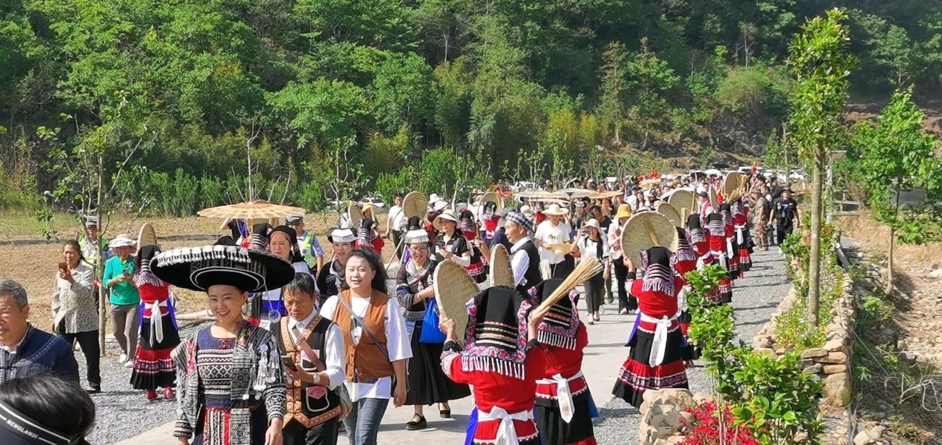 游客入村。吴兰会2024年4月30日摄于腊科村.jpg?x-oss-process=style/w10