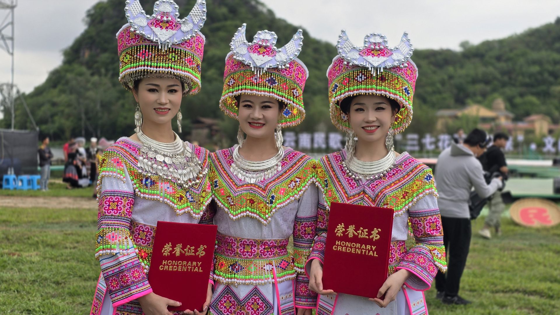 苗岭花开幸福来.jpg