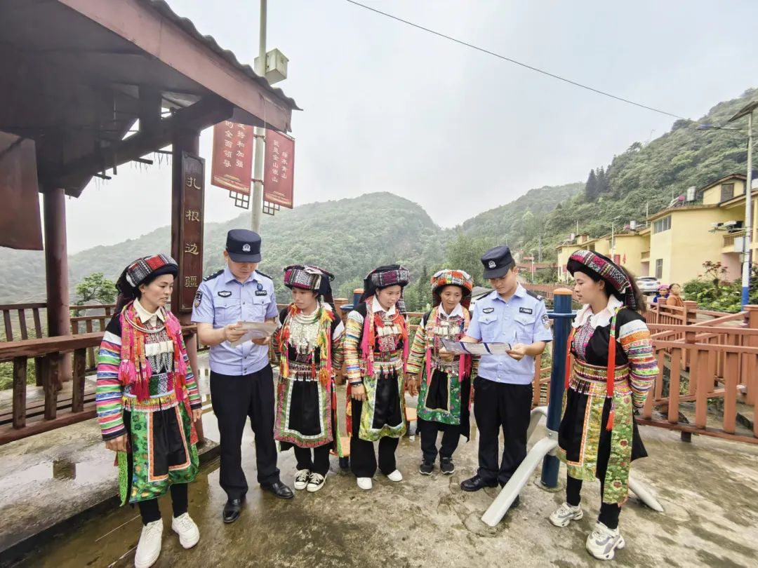 坚持群防群治，建强战斗堡垒.jpg