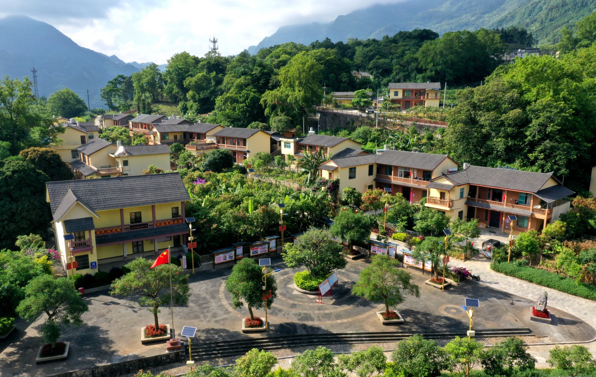 现代化边境小康村（老寨）.jpg