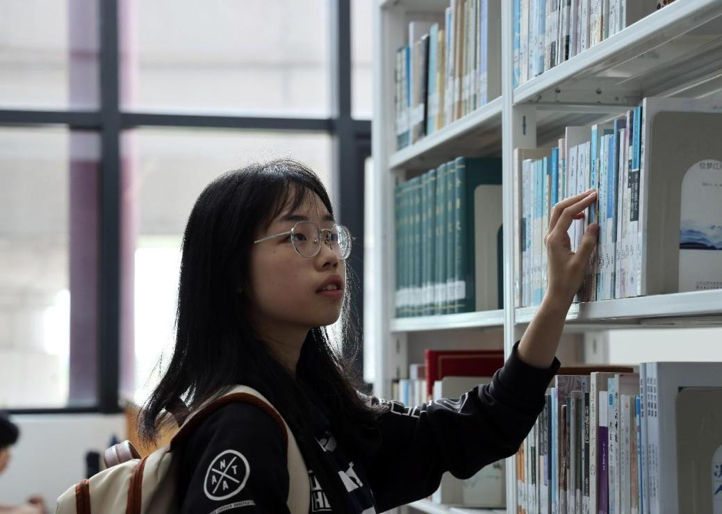 一名学生在图书馆查阅书籍。(人民日报记者 管克江 摄) 一名学生在图书馆查阅书籍。(人民日报记者 管克江 摄)
