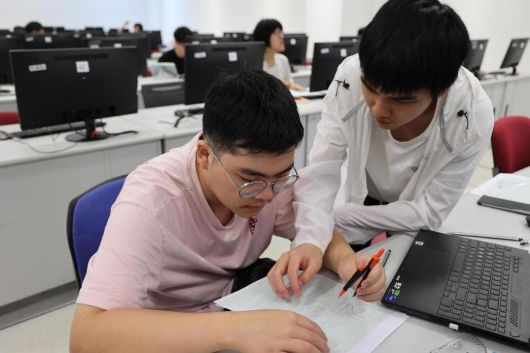 4月14日,在厦门大学马来西亚分校能源与化工学院工程制图课上,同学们正在讨论课堂作业。(人民日报记者 宦翔 摄) 4月14日,在厦门大学马来西亚分校能源与化工学院工程制图课上,同学们正在讨论课堂作业。(人民日报记者 宦翔 摄)