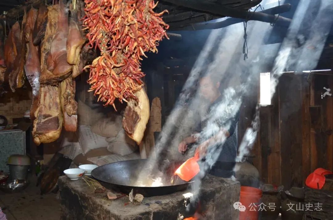 6.丰衣足食的“干栏人家”，广南县委史志办兰天明摄影.JPG
