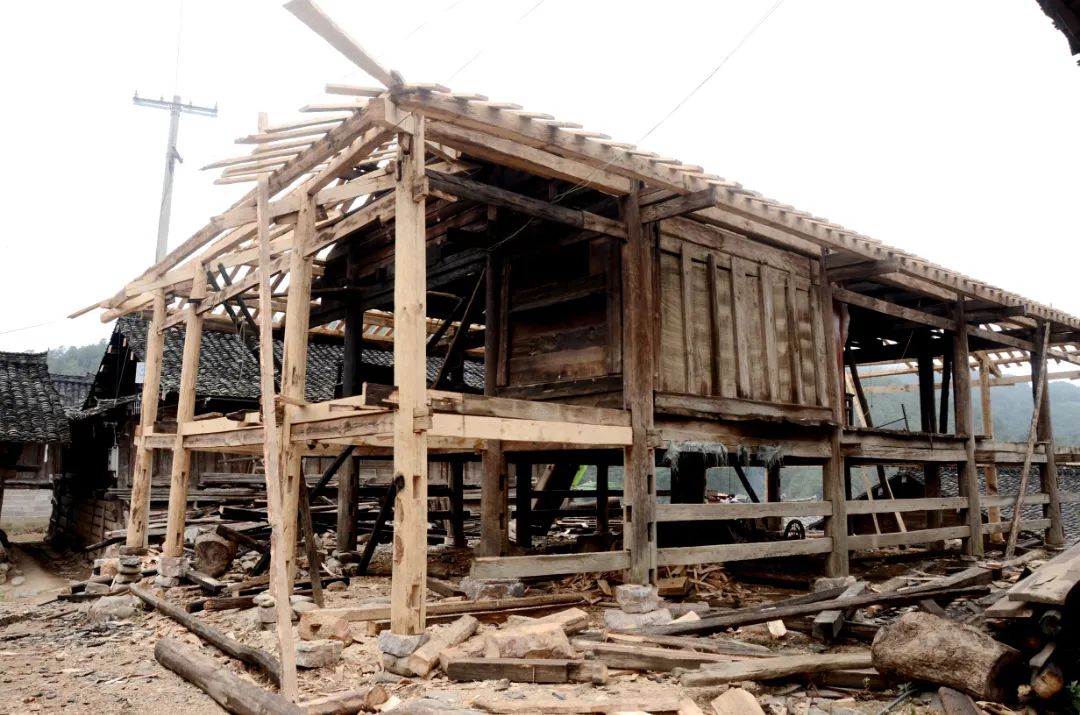 4.正在兴建的干栏建筑楼房铆隼结构，是世界著名的一种民族传统建筑文化，中共广南县委史志办兰天明摄影.jpg