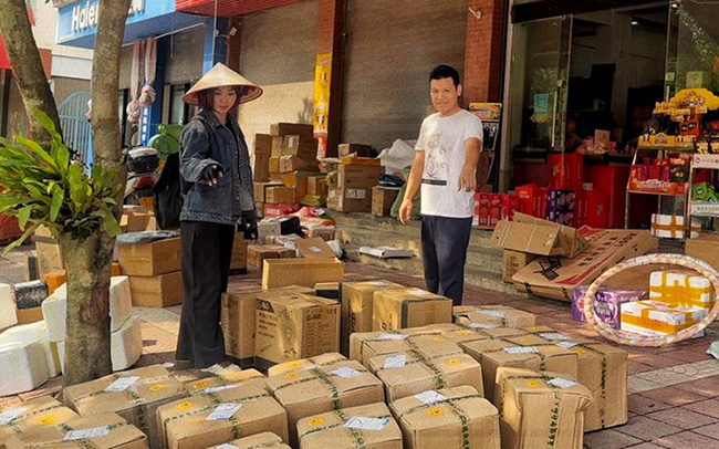 陈碧玉和越南客商一起清点货物