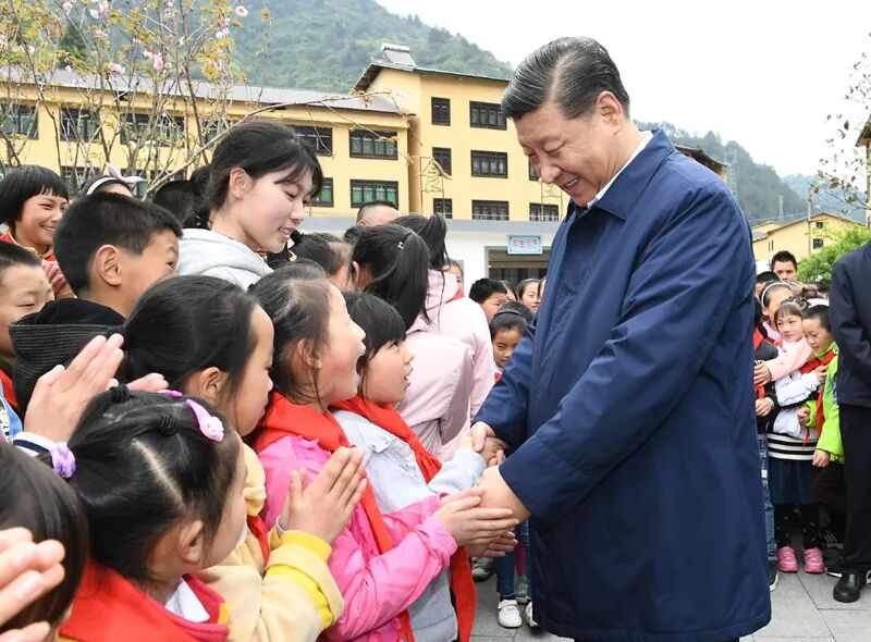 2019年4月15日,习近平总书记来到重庆市石柱土家族自治县中益乡小学看望老师和同学们,并同他们亲切交流。