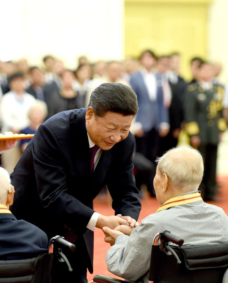 2015年9月2日,习近平在北京人民大会堂向30名抗战老战士老同志、抗战将领、帮助和支持中国抗战的国际友人或其遗属代表颁发中国人民抗日战争胜利70周年纪念章。