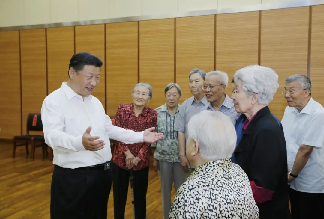 2016年9月9日,习近平总书记来到北京市八一学校,同母校老教师们亲切交谈。