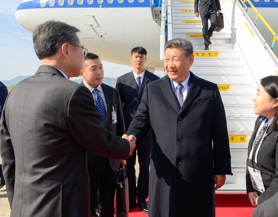 当地时间10月30日上午,国家主席习近平乘专机抵达韩国,应大韩民国总统李在明邀请,出席亚太经合组织第三十二次领导人非正式会议并对韩国进行国事访问。这是习近平抵达釜山金海国际机场时,韩国外长赵显等高级官员热情迎接。