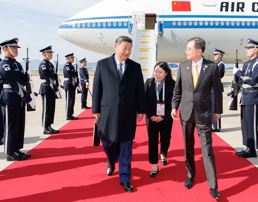 当地时间10月30日上午,国家主席习近平乘专机抵达韩国,应大韩民国总统李在明邀请,出席亚太经合组织第三十二次领导人非正式会议并对韩国进行国事访问。这是习近平抵达釜山金海国际机场时,韩国外长赵显等高级官员热情迎接。