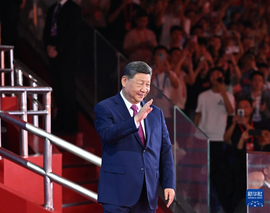 11月9日晚，中共中央总书记、国家主席、中央军委主席习近平在广东省广州市出席中华人民共和国第十五届运动会开幕式并宣布运动会开幕。这是习近平在主席台上向大家挥手致意。