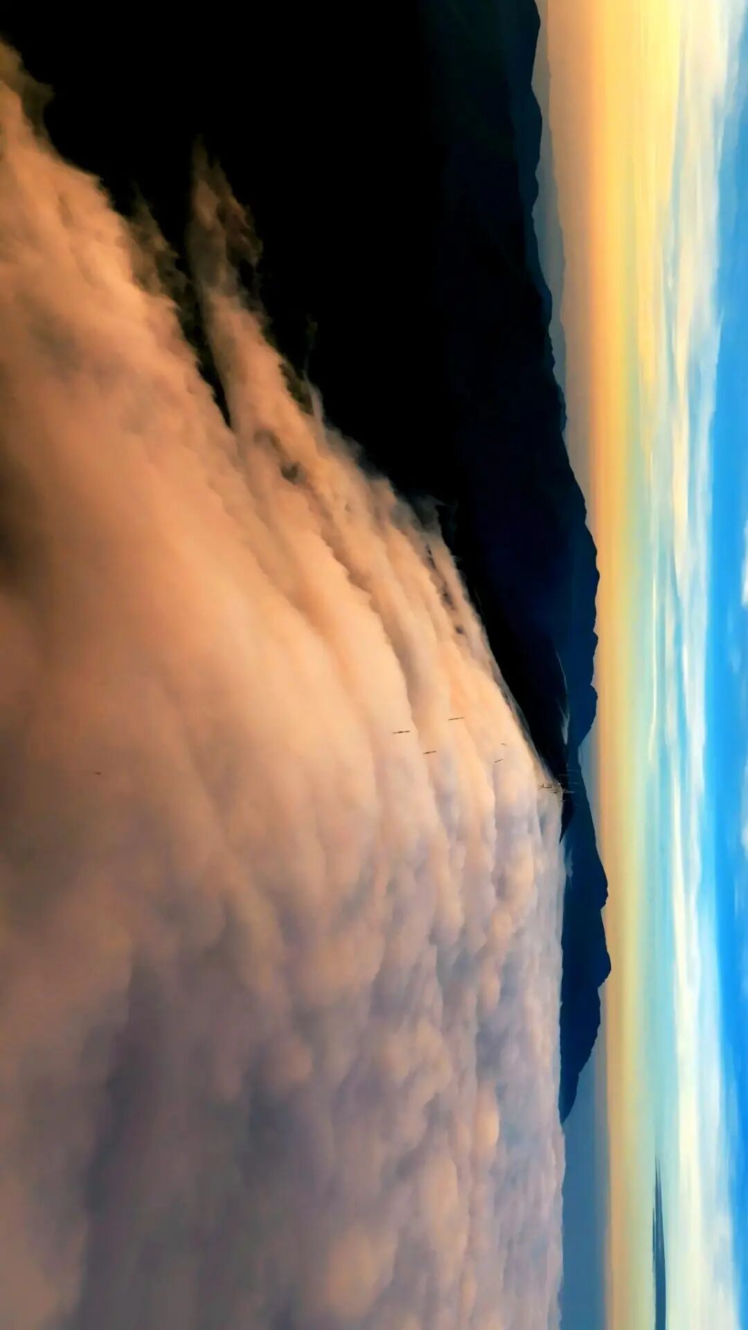 图片说明：会泽大海草山，朝阳点亮云海和风车。 曲靖市委宣传部供图(1).jpg