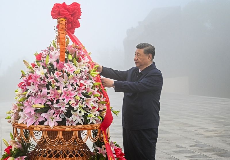 2025年7月7日,习近平总书记在位于山西省阳泉市狮脑山的百团大战纪念碑广场,向八路军烈士敬献花篮。