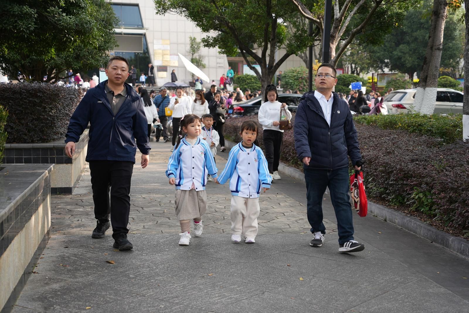 萌化了!亲子健走   爱心义卖 文山州幼儿园这场爱心活动太治愈