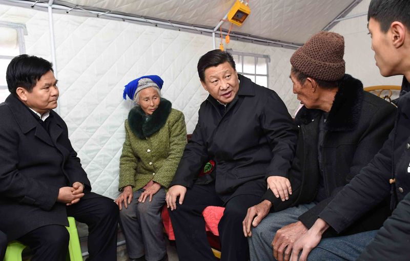 2015年1月19日，习近平总书记来到云南鲁甸县小寨镇甘家寨红旗社区过渡安置点，看望受灾群众甘正芬和她的老伴儿邹体富。
