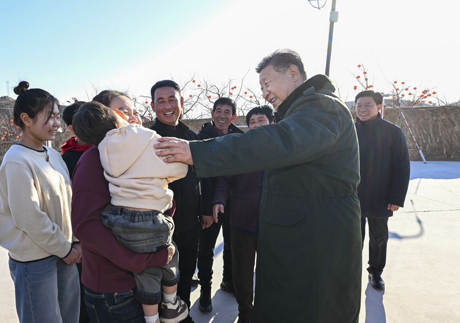 2025年1月22日至24日，中共中央总书记、国家主席、中央军委主席习近平冒着严寒来到辽宁，看望慰问基层干部群众。这是22日下午，习近平在葫芦岛市绥中县明水满族乡祝家沟村考察时，同村民们亲切交流。新华社记者 谢环驰 摄