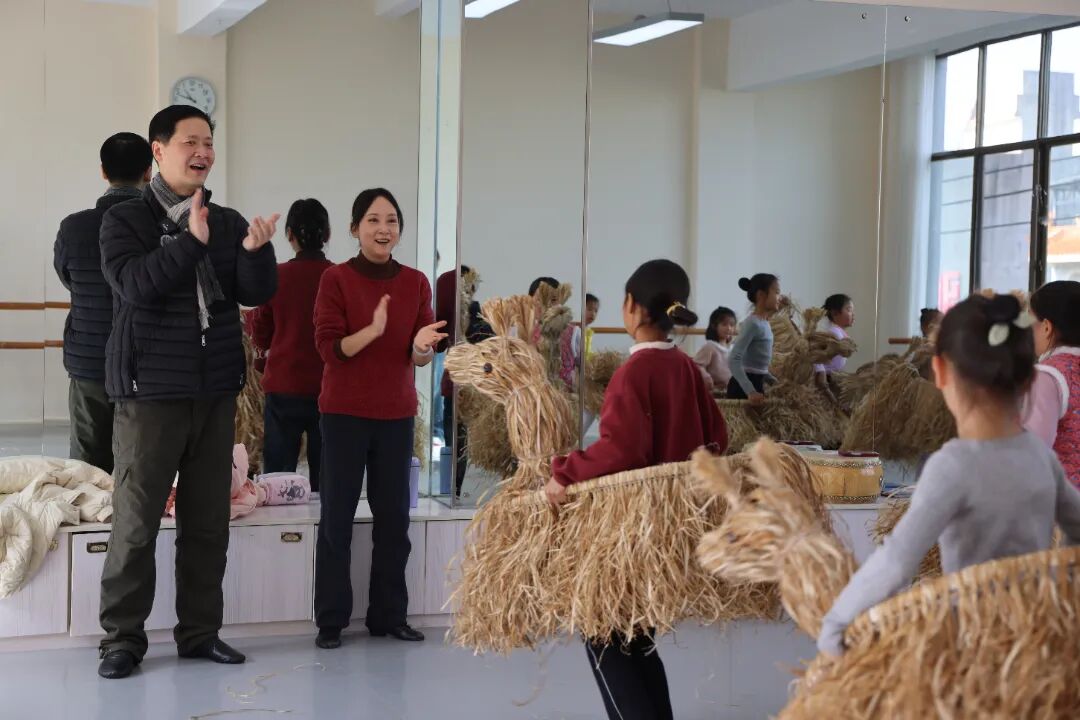 关於、张萍带孩子们排练《草马谣》.jpg