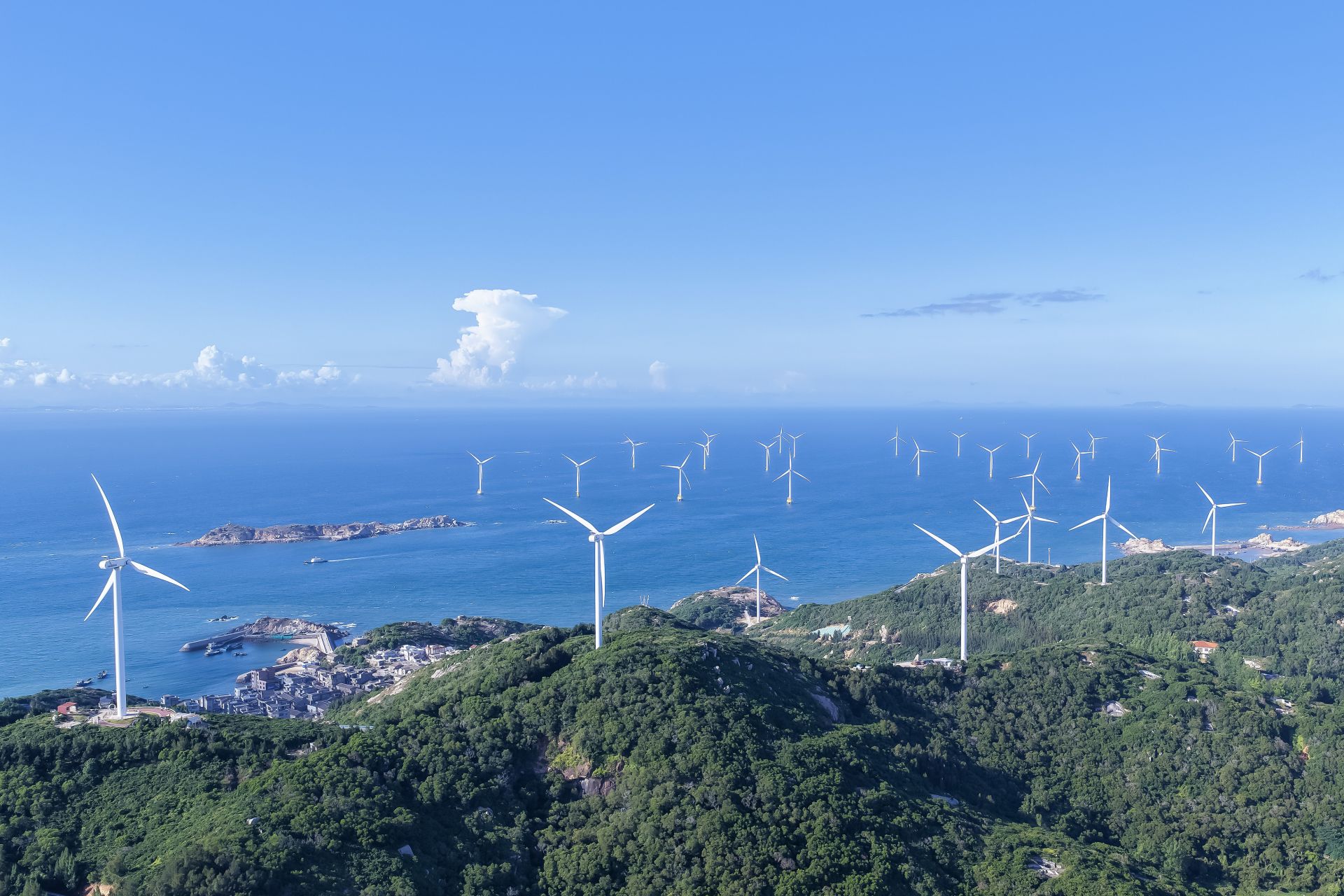2025年9月17日,福建福州,平潭岛北部湾,岛上和海上的风力发电机迎风转动。