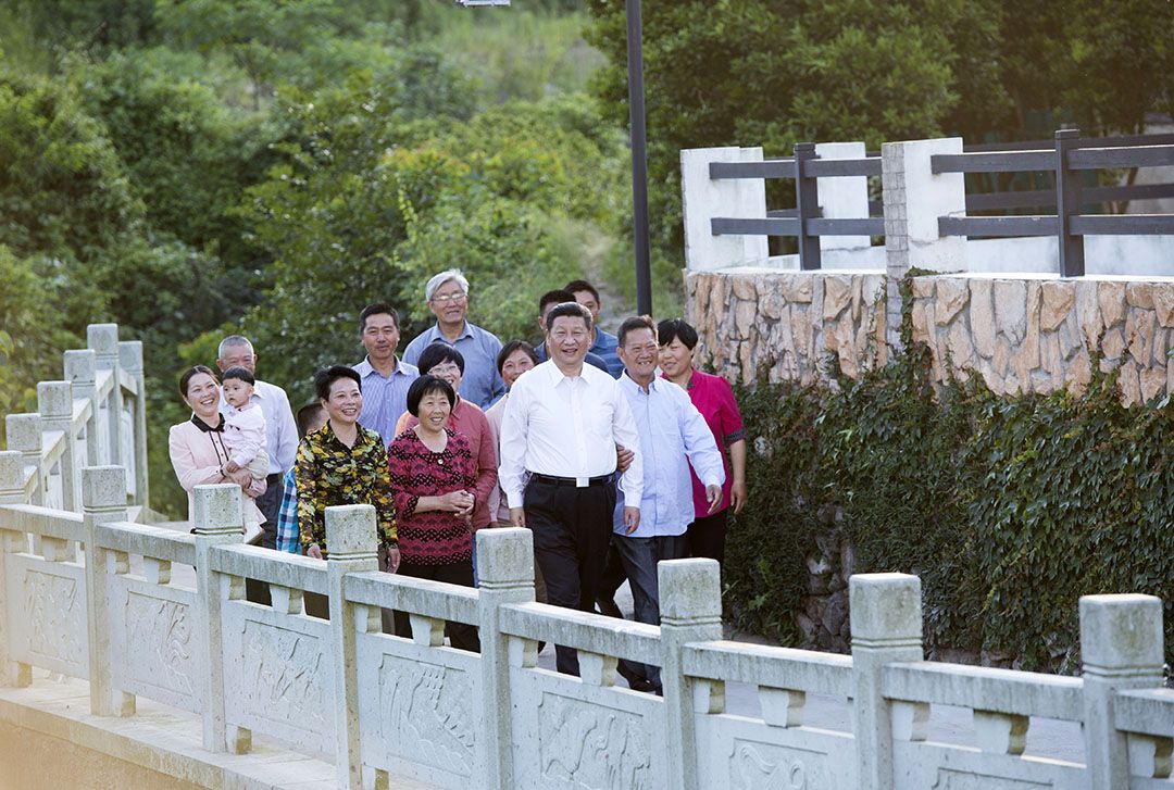 2015年5月25日,习近平总书记在浙江考察调研时,来到舟山定海区看望当地群众。
