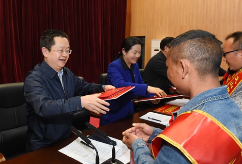 吴长昆颁奖.JPG