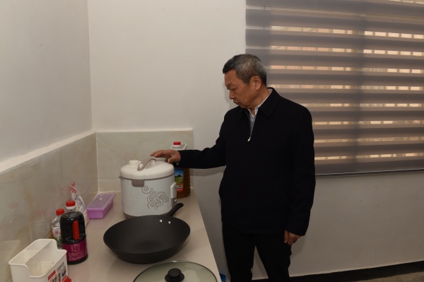 查看村民搬迁后的生活情况.jpg