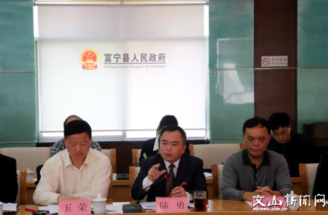 检查组组长朱子平在龙门小学查看档案资料(富宣)(编辑 李正红)(审核