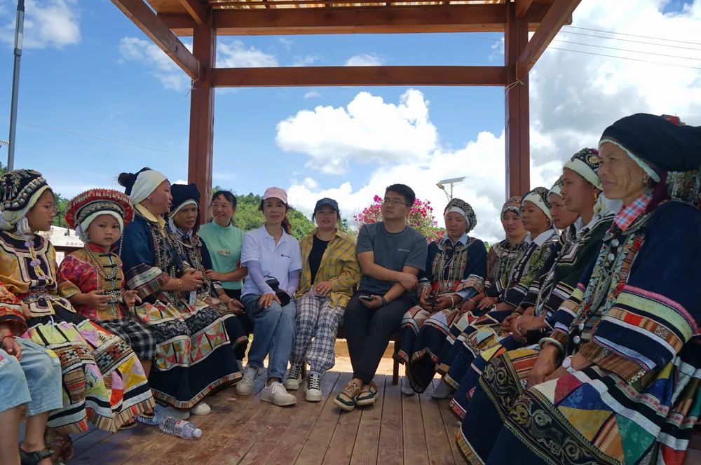 富宁县联合开展五个一文艺创作助力乡村振兴和现代化边境小康村建设